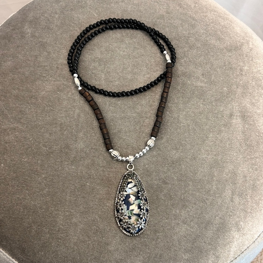 Women’s silver tone wooden beaded floral mother of pearl oval pendant necklace ￼